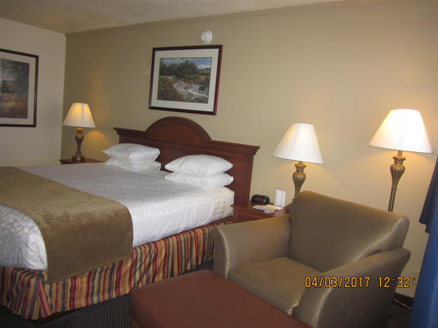 Trailside Inn Alturas Bagian luar foto